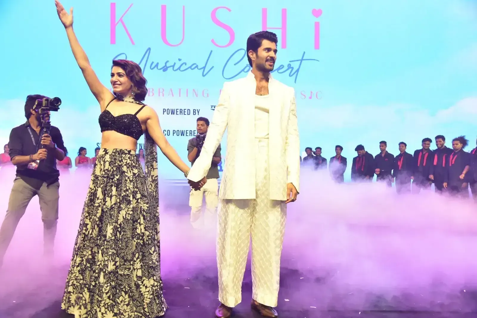 VIJAY DEVARAKONDA SAMANTHA IN KUSHI MUSICAL CONCERT 14